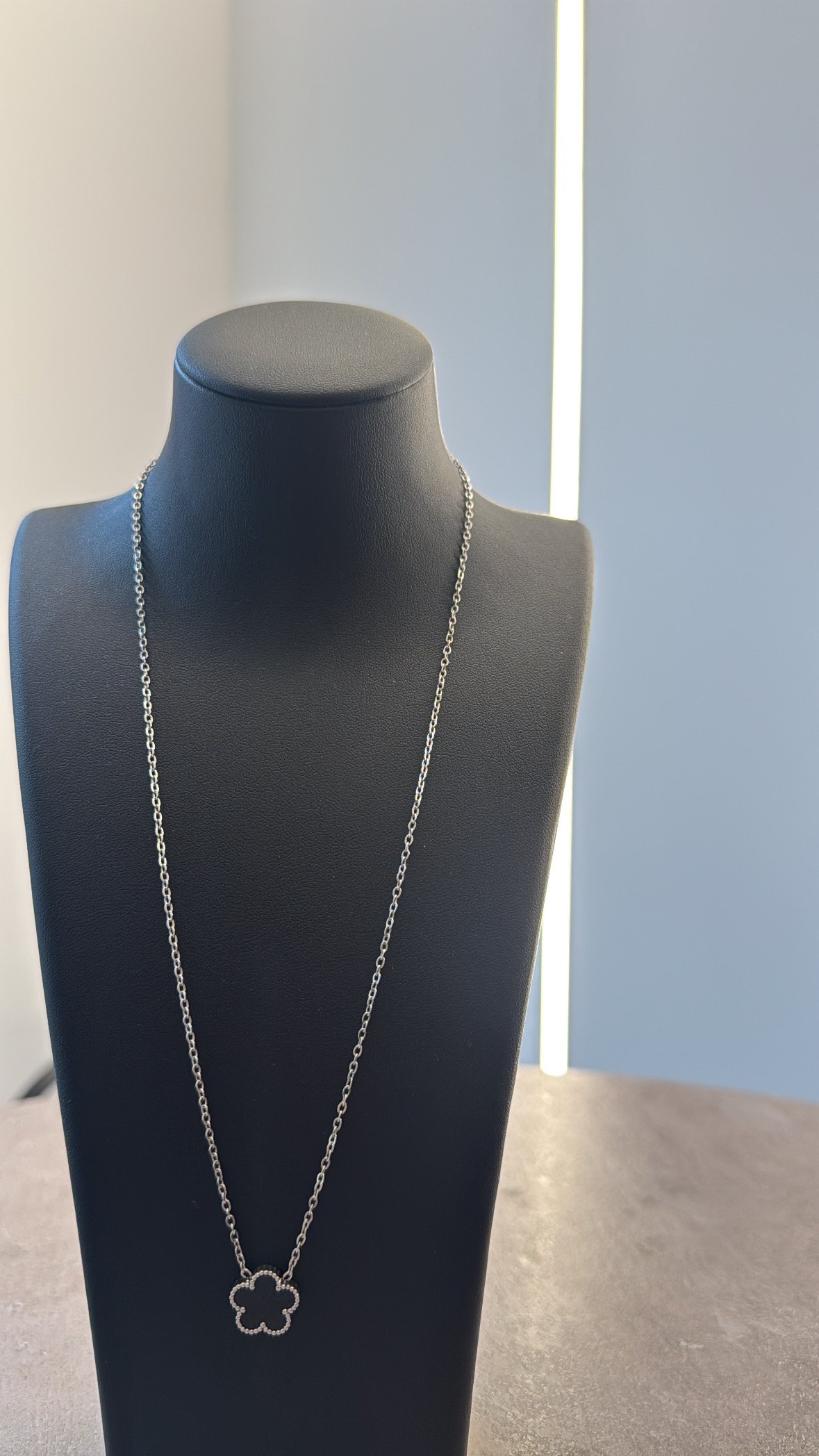 Collier en acier inoxydable motif trèfle argenté